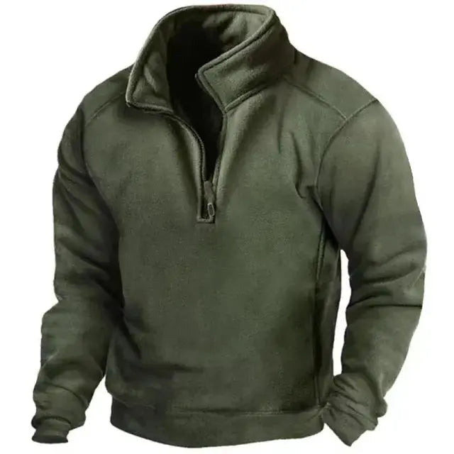 Stijlvolle heren winterkleding: een half zip trui met hoge kraag voor warmte en een moderne look.