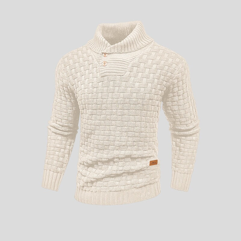 Man draagt comfortabele en elegante gebreide herentrui met knoopdetails, ideaal voor een herfstlook.