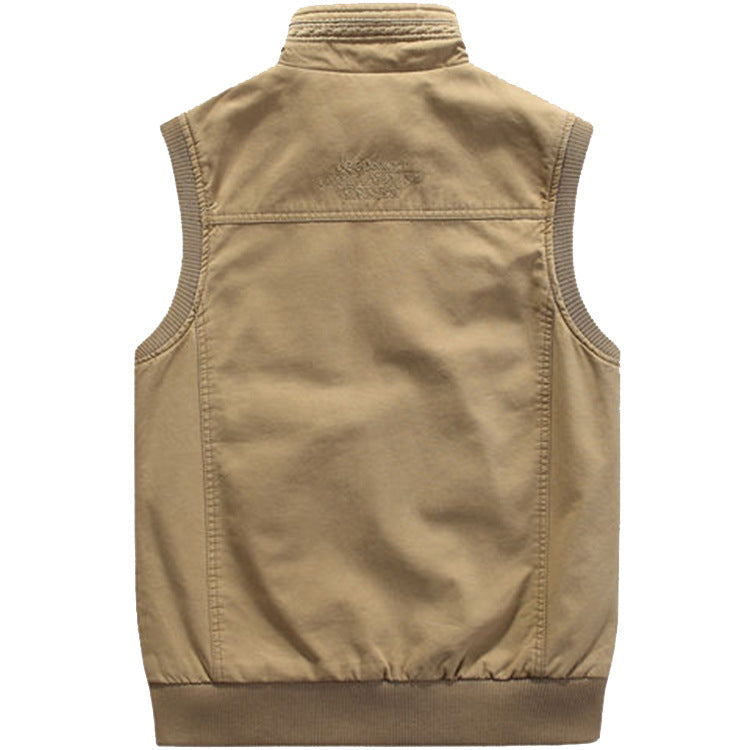 Man draagt trendy legergroene heren bodywarmer vest met rits, ideaal voor een casual look.