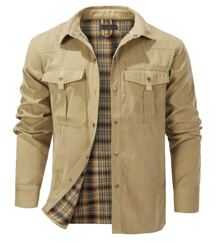 Detail van stijlvol geruit herenjack: borstzakken met klep, warm materiaal voor winterse dagen.
