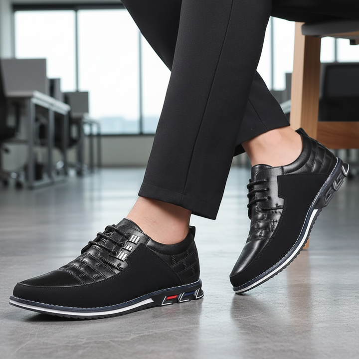 Zwarte leren heren comfortschoenen Bryan, ideaal voor zowel casual als formele outfits, met stijl en voetondersteuning.