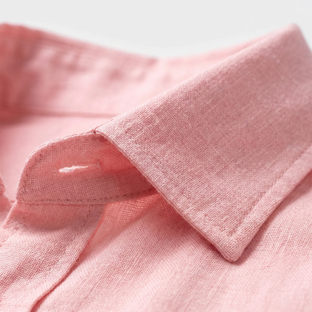 Modern herenoverhemd met lange mouwen en knoopsluiting, perfecte bovenkleding voor de herenmode.