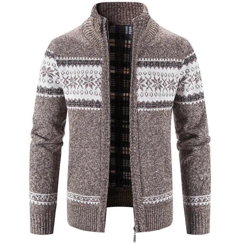 Close-up van het warme gebreide heren vest, met details van het authentieke Scandinavische patroon.