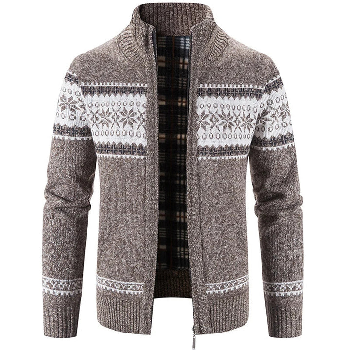 Close-up van het warme gebreide heren vest, met details van het authentieke Scandinavische patroon.