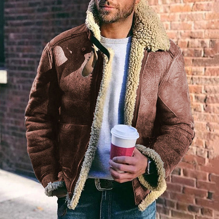 Bruin lammy-stijl herenjack met opstaande kraag en zakken. Geschikt voor smart-casual gelegenheden.