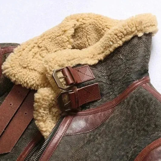 Zwart herenjack met lammy voering en klassieke kraag. Veelzijdig voor zowel casual als geklede stijl.