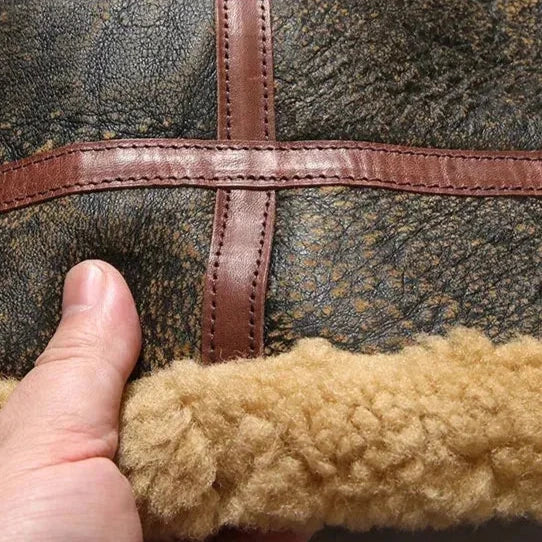 Comfortabel herenjack met praktische zakken en warme lammy voering. Perfecte pasvorm voor herfst en winter.