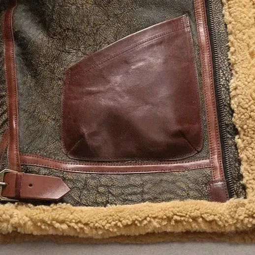 Herenjack in Thies lammy-stijl met klassieke kraag, ritssluiting en warme voering. Geschikt voor winter.