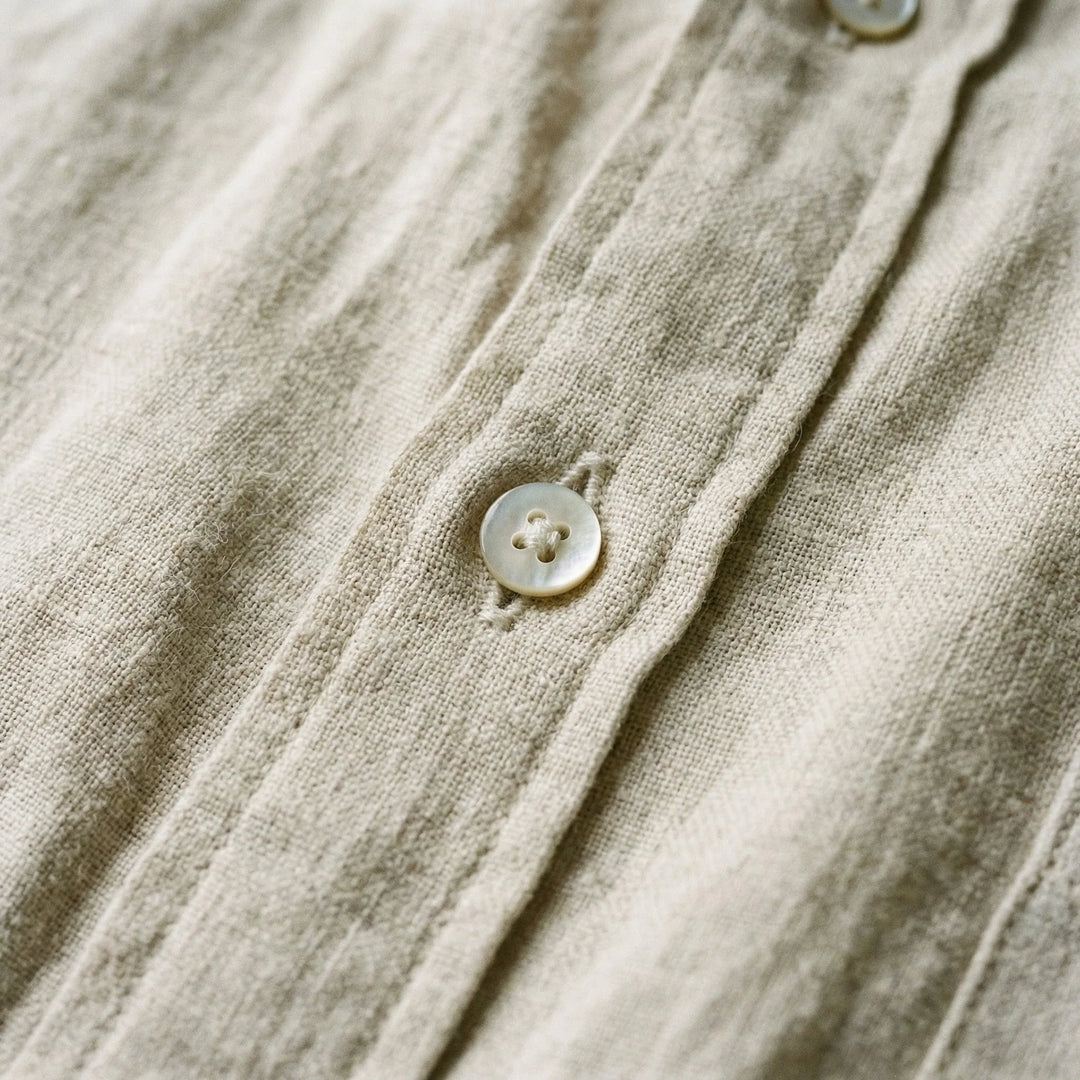 Modern unisex overhemd met lange mouwen, borstzak en stijlvolle V-hals voor een modieuze look.