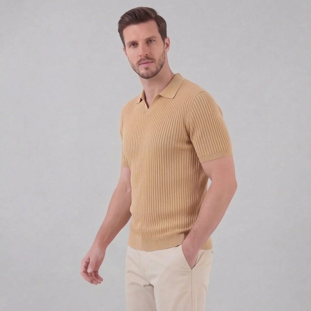 Vooraanzicht van een elegant dames ribgebreid poloshirt met V-hals. Moderne pasvorm.