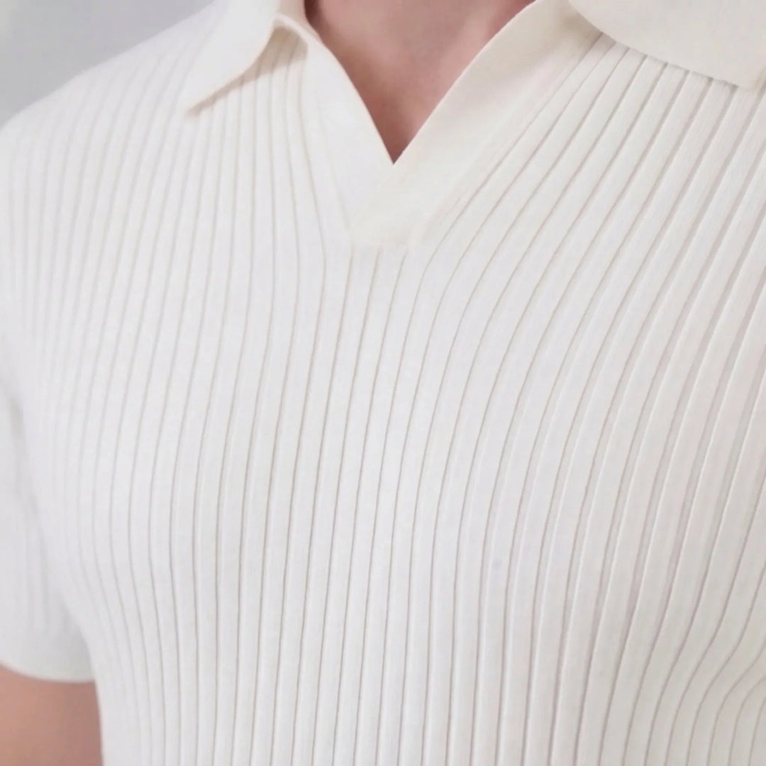 Close-up van de V-hals en ribgebreide stof van dit dames poloshirt. Trendy en comfortabel.