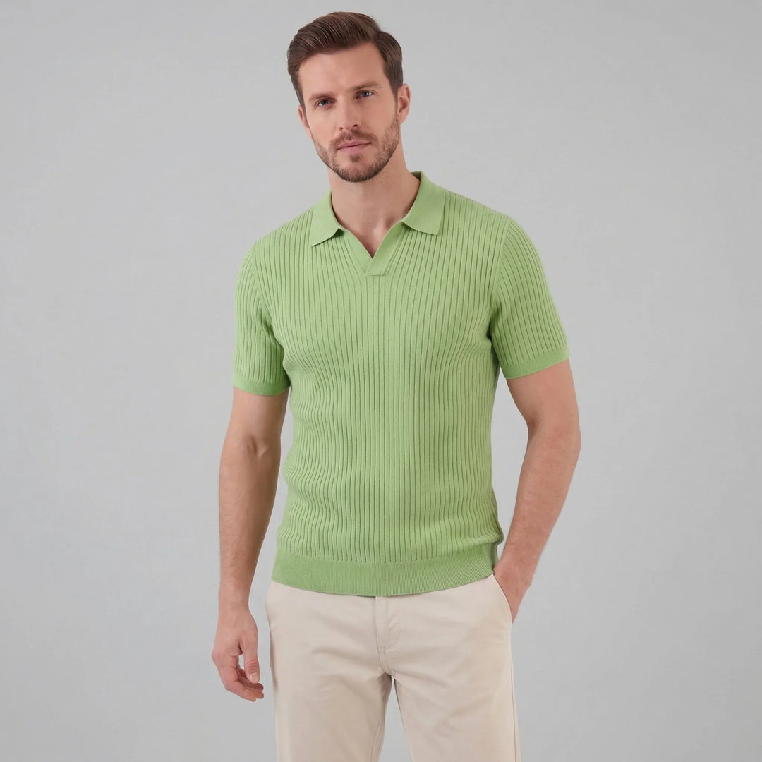 Dames poloshirt, ribgebreid met V-hals en moderne pasvorm. Essentieel voor je zomergarderobe.