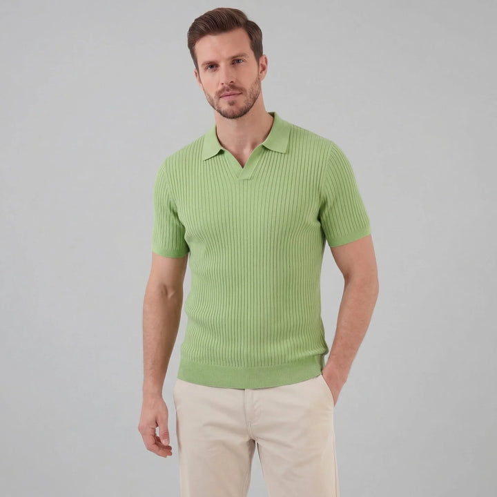 Dames poloshirt, ribgebreid met V-hals en moderne pasvorm. Essentieel voor je zomergarderobe.