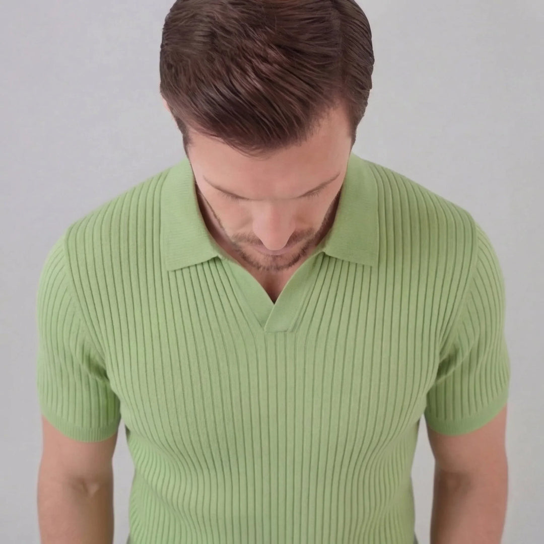 Veelzijdig dames ribgebreid poloshirt met korte mouwen en moderne V-hals. Comfortabele stof.