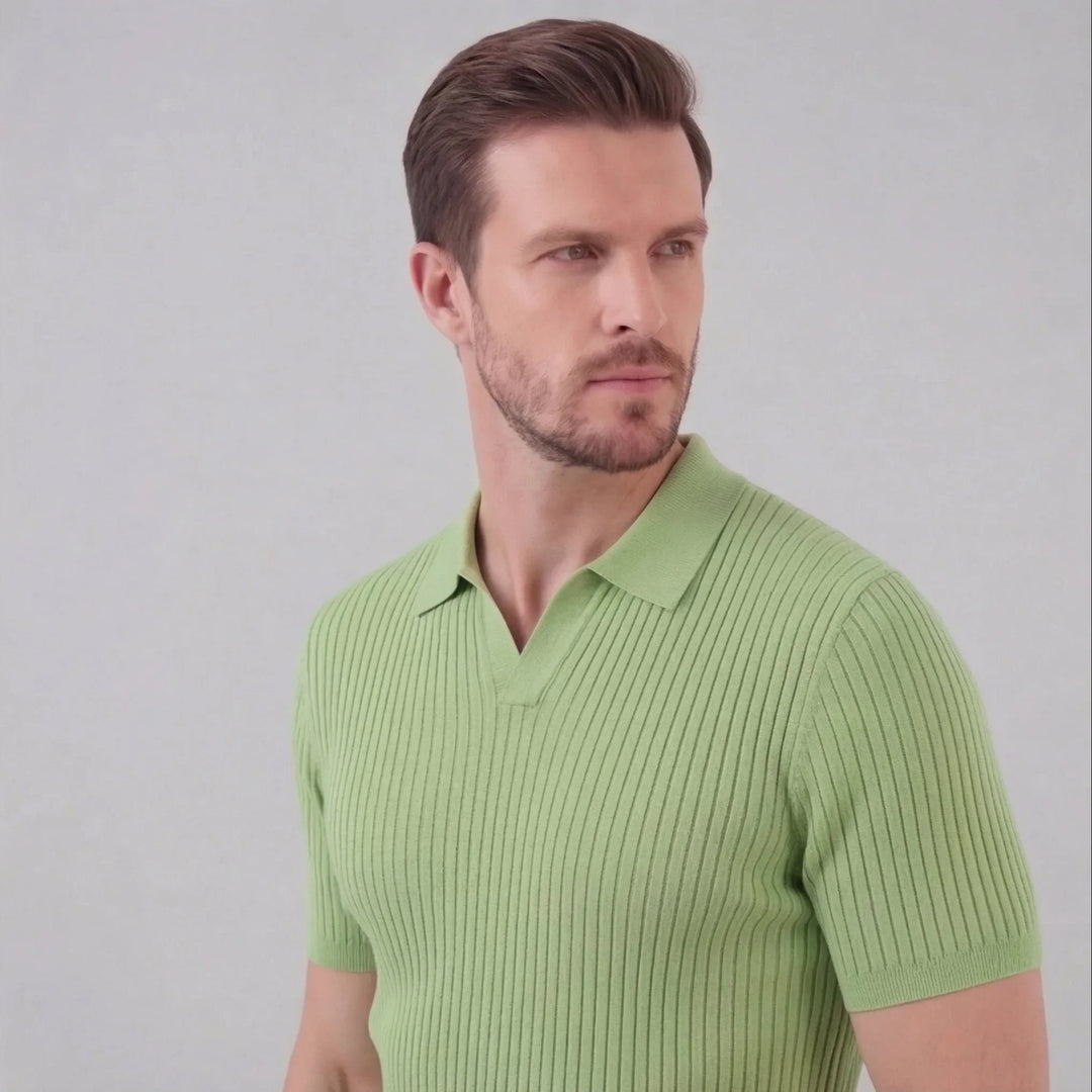 Comfortabel en trendy dames ribgebreid poloshirt. Ideaal voor lente/zomer met V-hals. Kortemouw.
