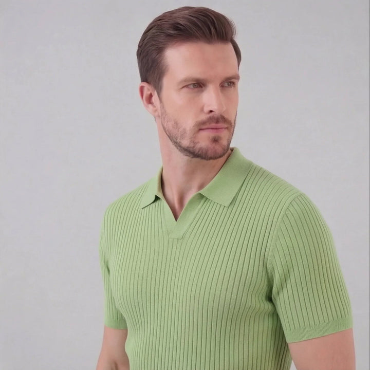 Comfortabel en trendy dames ribgebreid poloshirt. Ideaal voor lente/zomer met V-hals. Kortemouw.