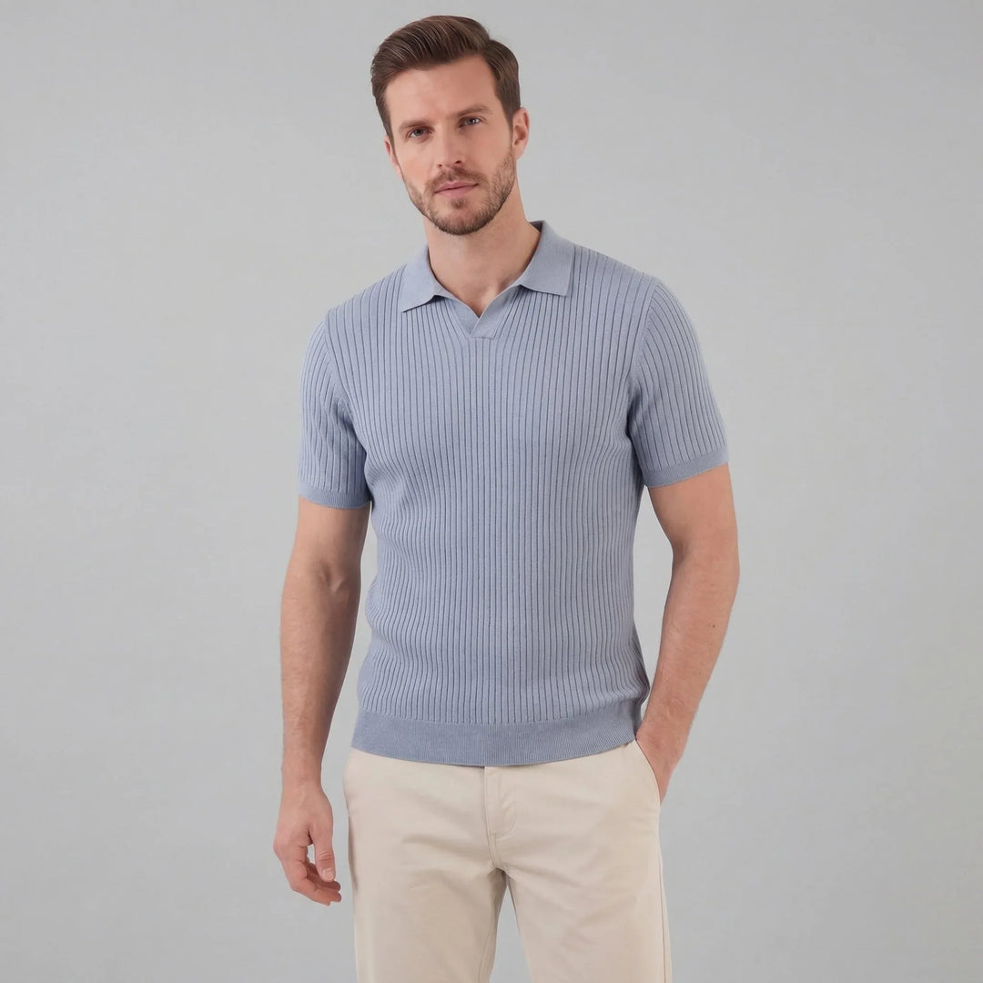 Dames ribgebreid poloshirt met V-hals en korte mouwen. Moderne pasvorm, ideaal voor zomer.