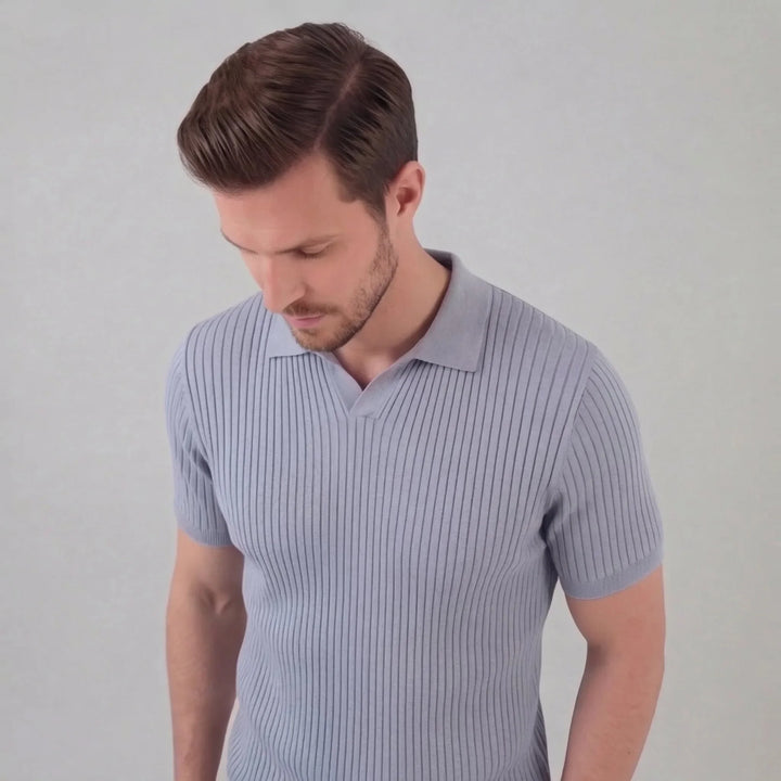Detail van het ribgebreide patroon op een dames poloshirt met trendy V-hals. Zomerse look.
