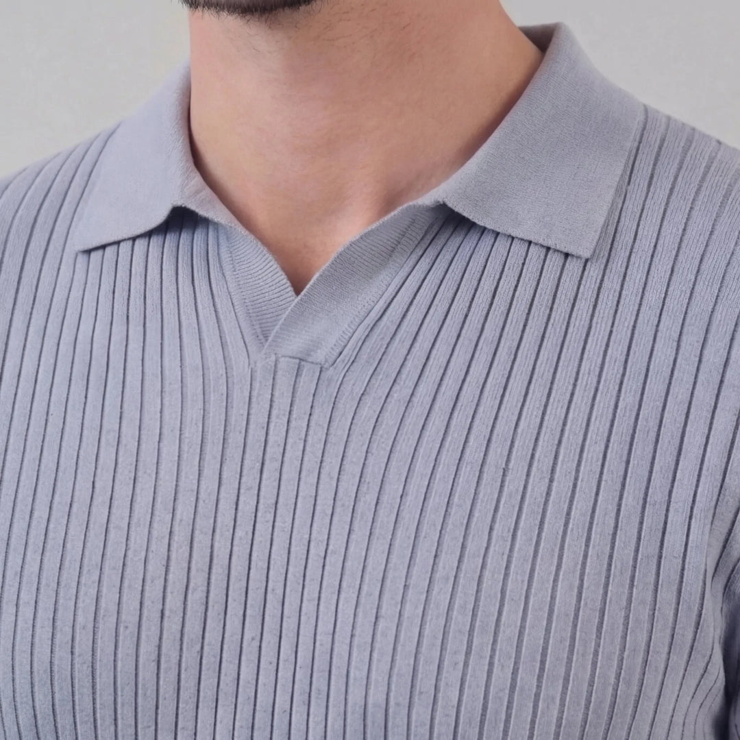 Comfortabel dames ribgebreid poloshirt met V-hals. Korte mouwen, veelzijdig voor elke gelegenheid.