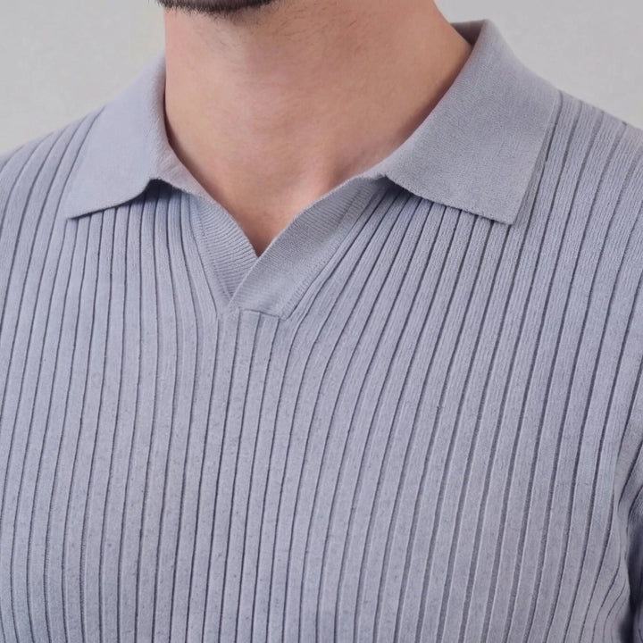 Comfortabel dames ribgebreid poloshirt met V-hals. Korte mouwen, veelzijdig voor elke gelegenheid.