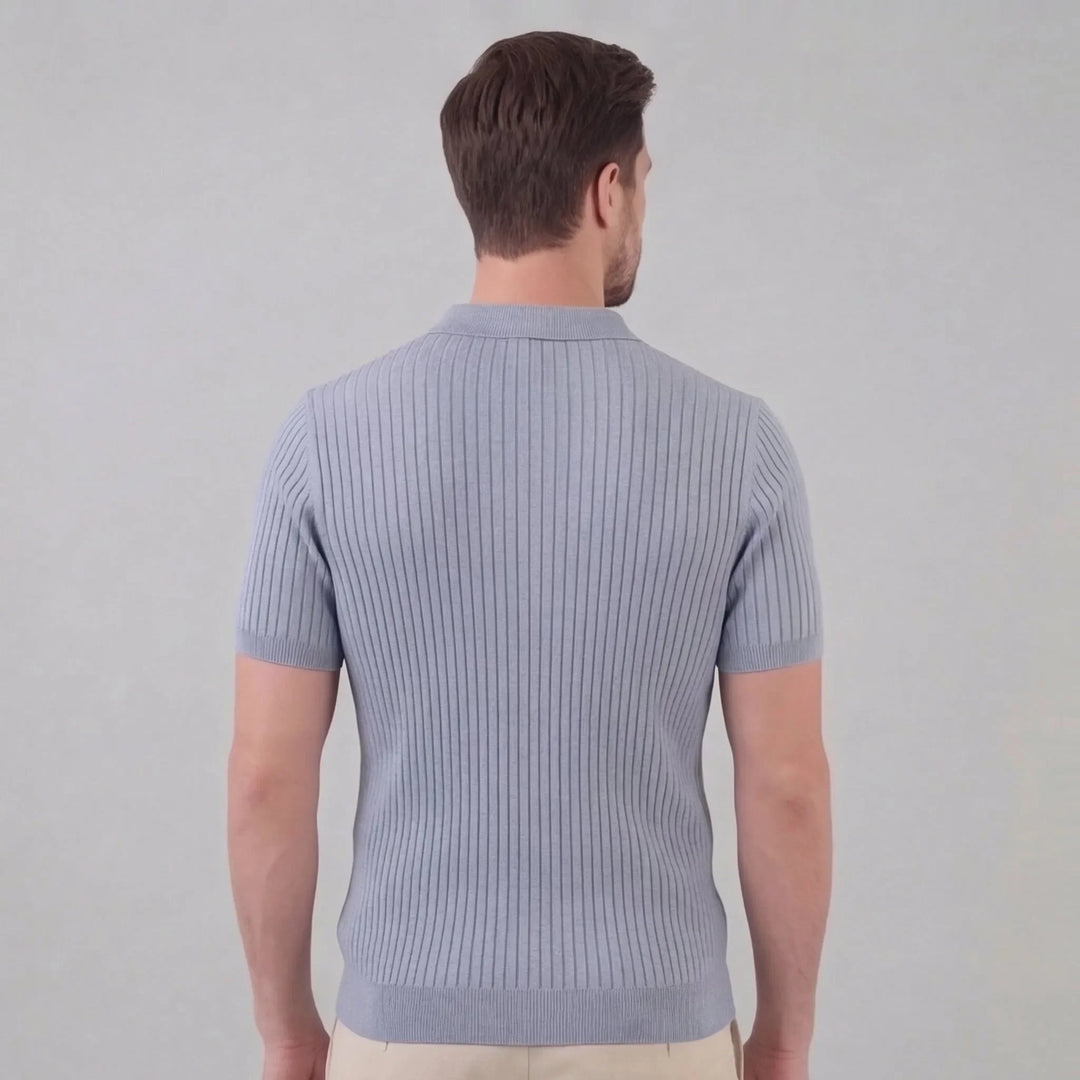 Moderne pasvorm dames poloshirt V-hals. Ribgebreid, ideaal voor een trendy lente look. Kortemouw.