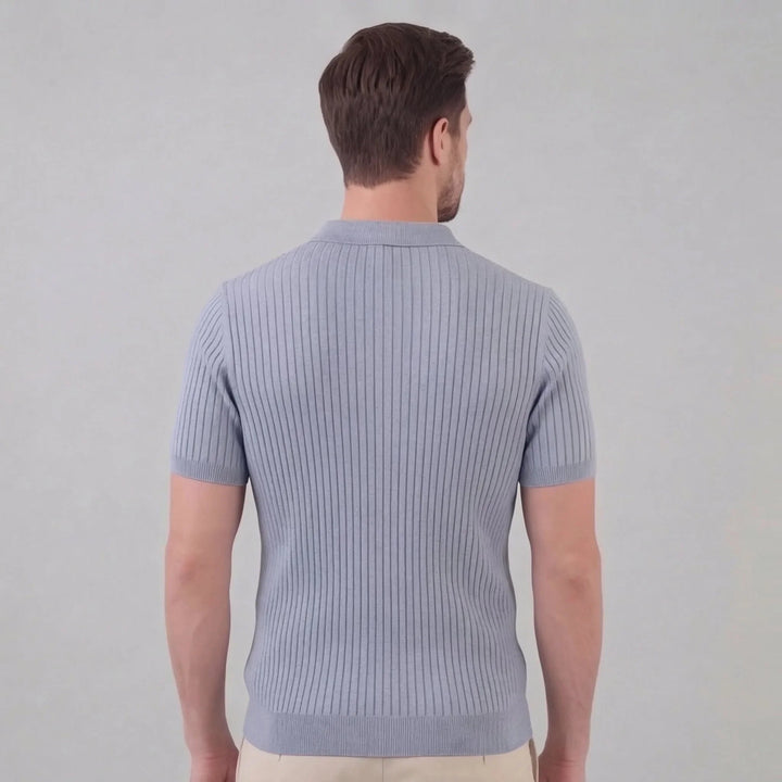 Moderne pasvorm dames poloshirt V-hals. Ribgebreid, ideaal voor een trendy lente look. Kortemouw.