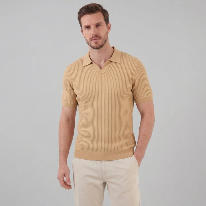 Achteraanzicht van het comfortabele dames ribgebreid poloshirt met korte mouwen en V-hals.