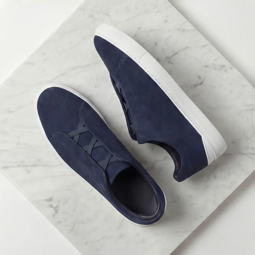 Marineblauwe unisex veterschoenen, trendy en comfortabel, met stevige loopveters.