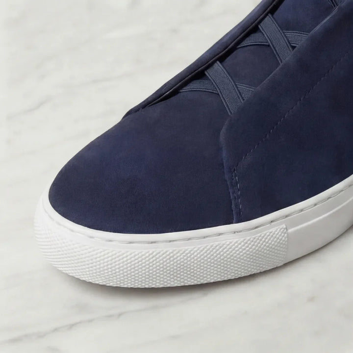 Stijlvolle unisex sneakers voor dames en heren, met loopveters en een moderne uitstraling.