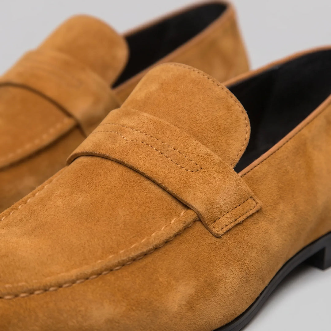 Klassieke beige instappers voor heren, comfortabel voor de hele dag en elke gelegenheid.