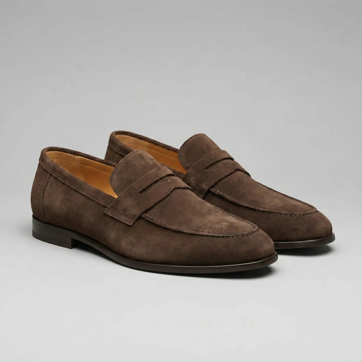 Bruine klassieke heren penny loafers, ideaal voor smartcasual look en comfort.