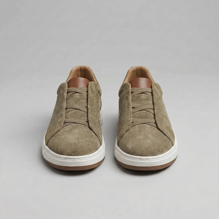 Khaki slip-on herensneakers in beweging, sportief en comfortabel voor een dynamische dag.