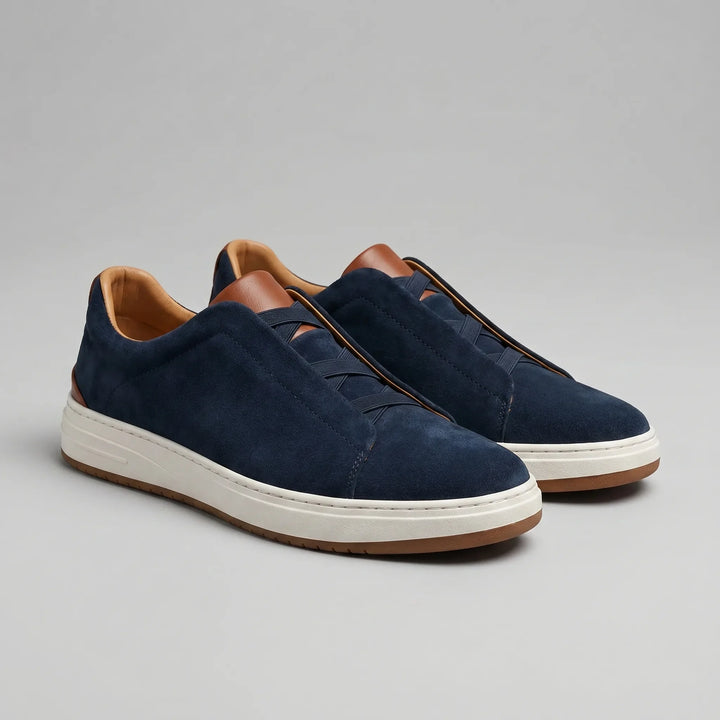 Moderne marineblauwe slip-on sneakers voor heren, stijlvolle en comfortabele casual schoenen.