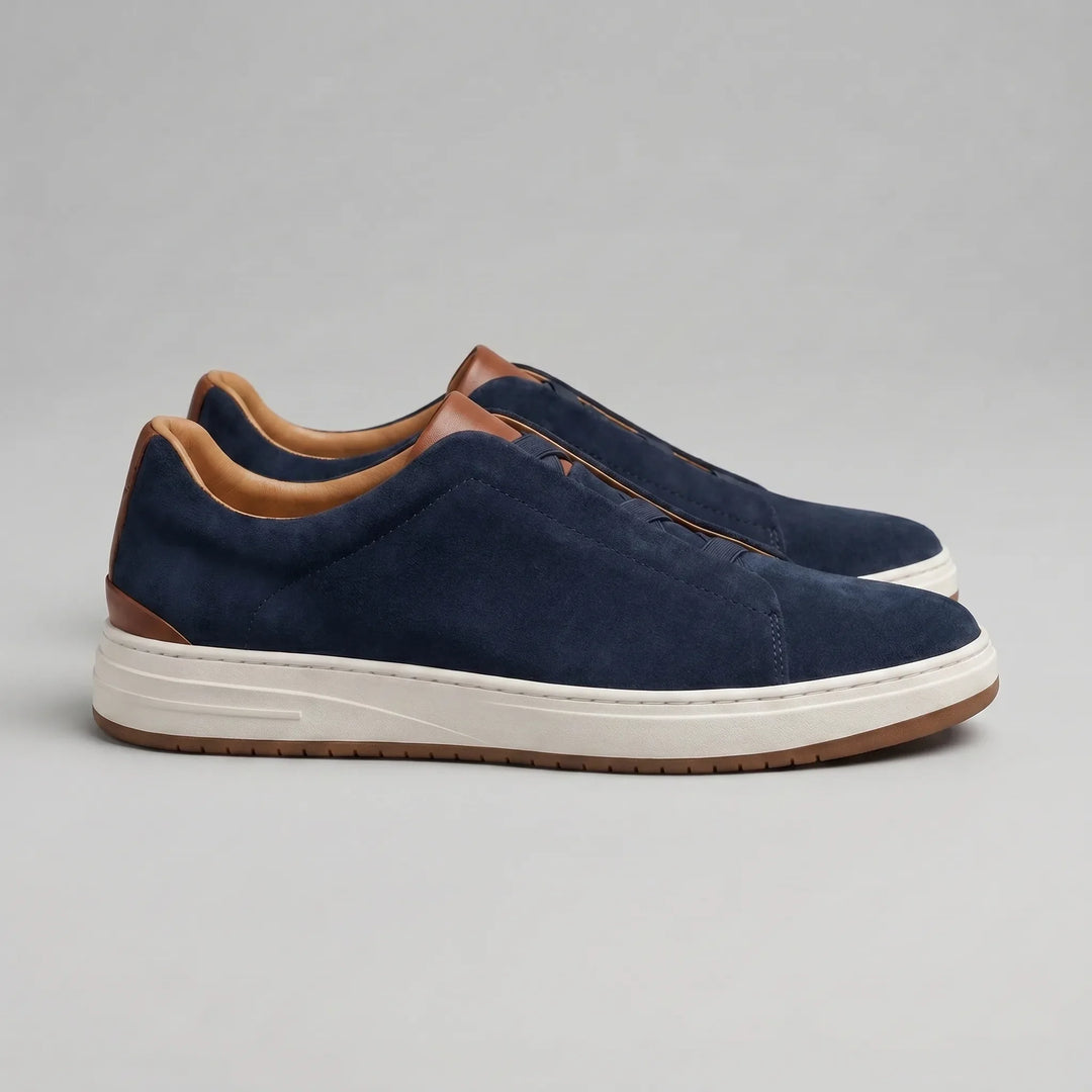 Vooraanzicht van stijlvolle marineblauwe slip-on herensneakers, trendy en comfortabele instappers.