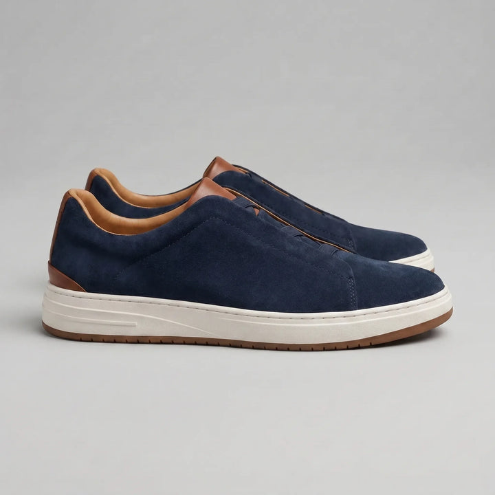 Vooraanzicht van stijlvolle marineblauwe slip-on herensneakers, trendy en comfortabele instappers.