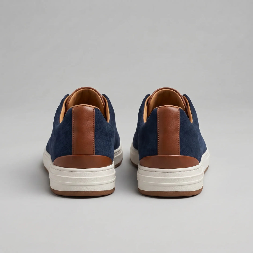 Zijaanzicht van zwarte heren slip-on sneakers, casual en comfortabel voor elke modebewuste man.