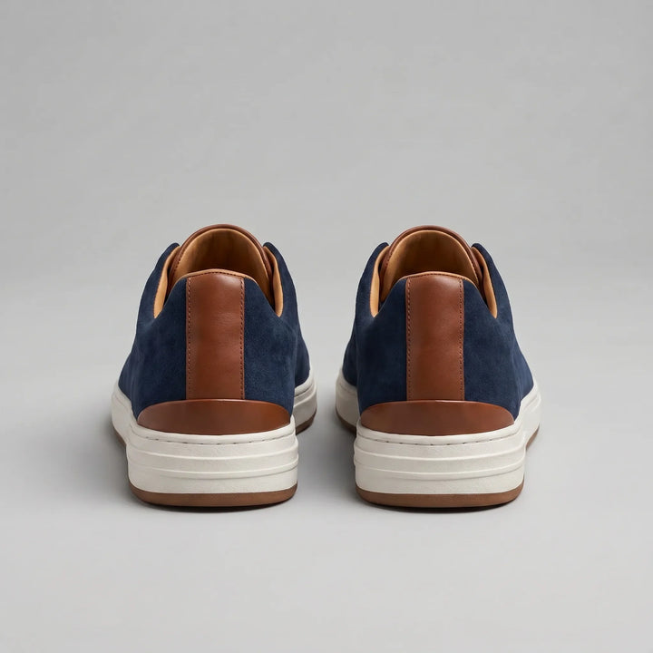 Zijaanzicht van zwarte heren slip-on sneakers, casual en comfortabel voor elke modebewuste man.