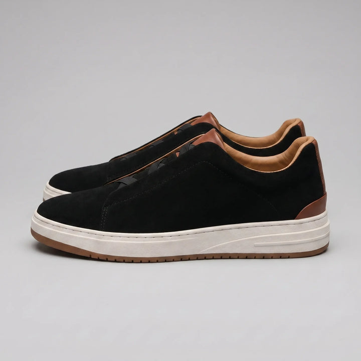 Stijlvolle marineblauwe slip-on herensneakers, perfect voor een trendy alledaagse look.