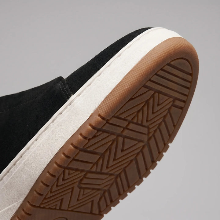 Sportieve marineblauwe heren slip-on sneakers, ideaal voor een actieve, comfortabele levensstijl.