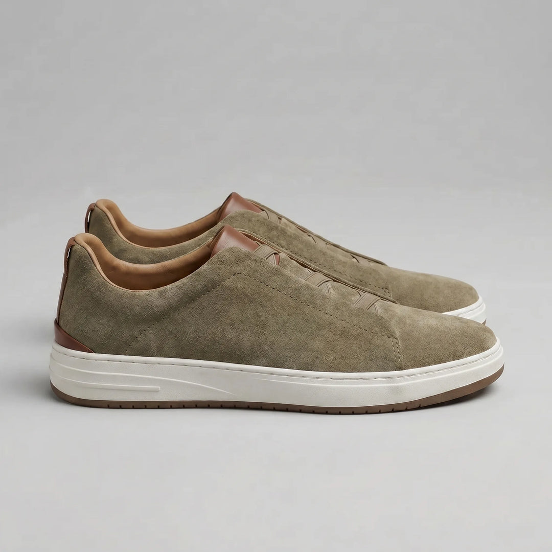 Veelzijdige khaki slip-on herensneakers, comfortabel en passend bij diverse casual mode.