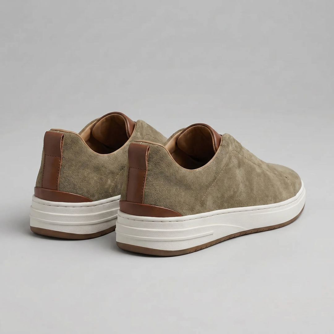 Detail van comfortabele zwarte slip-on herensneakers, perfecte alledaagse instappers.
