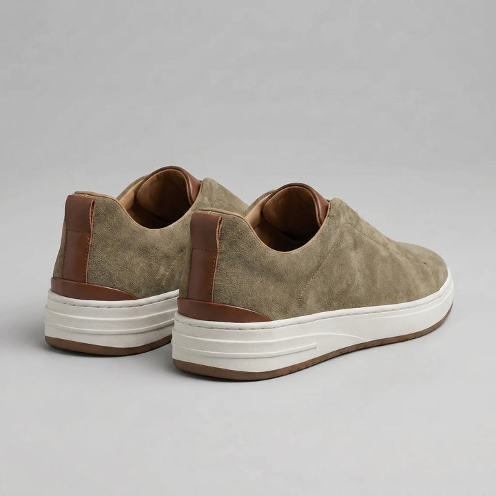 Detail van comfortabele zwarte slip-on herensneakers, perfecte alledaagse instappers.