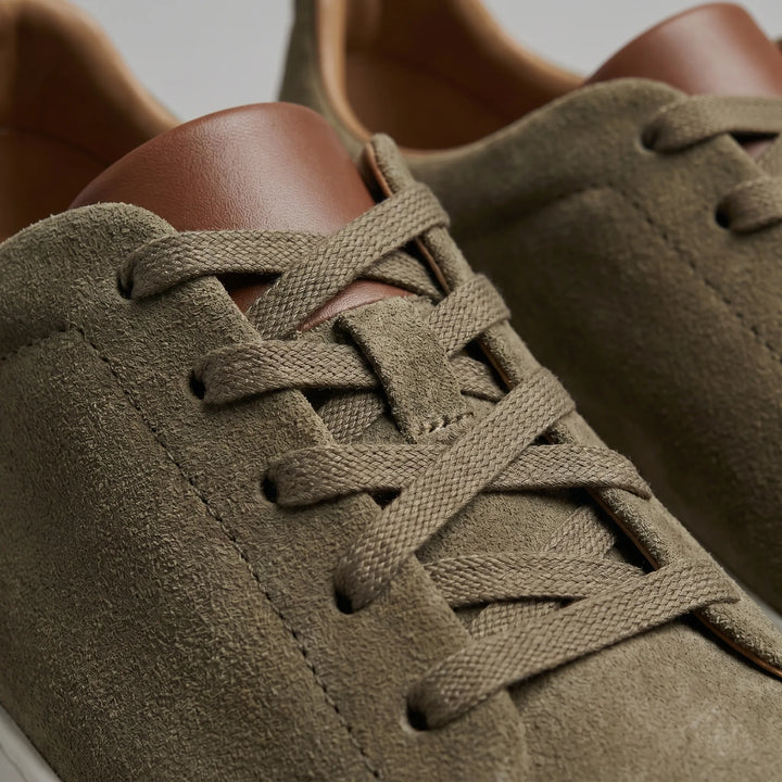 Zwarte slip-on sneakers voor heren, comfortabele casual schoenen voor alledaags gebruik.