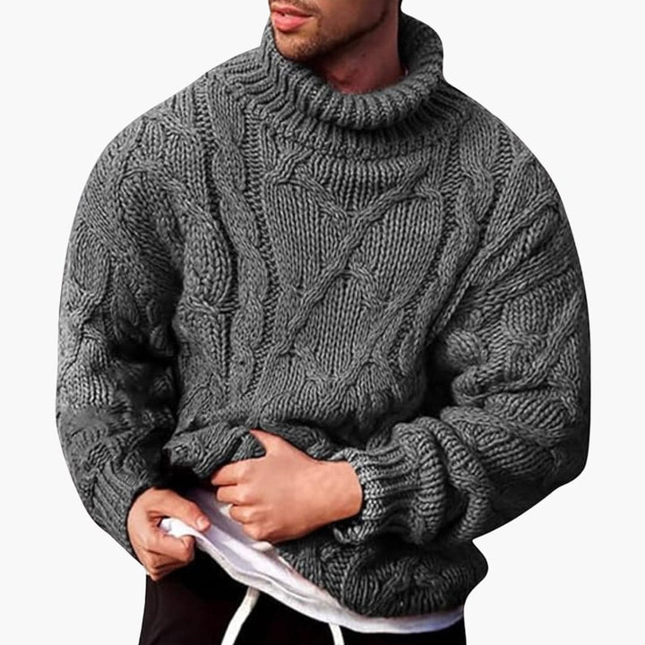 Klassieke heren turtleneck trui met verfijnd kabelpatroon, ideaal voor warme winter casual looks.