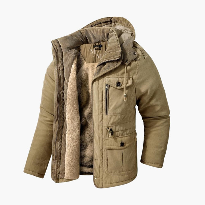 Trendy legergroene winterjas voor heren met capuchon; een casual en warme buitenlaag.