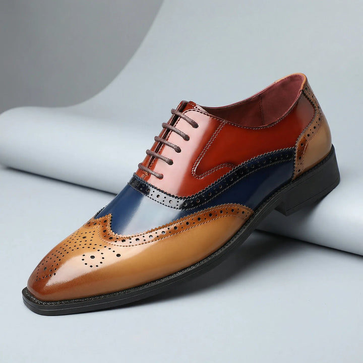 Zwarte klassieke wingtip brogue veterschoenen voor heren, elegant en gekleed, met verfijnde details.