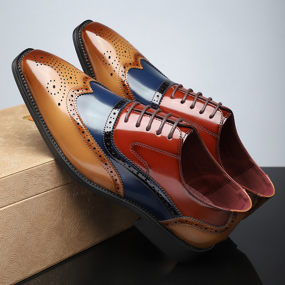 Elegante heren wingtip brogues met gedetailleerde perforaties en een glanzende finish, klassieke stijl.