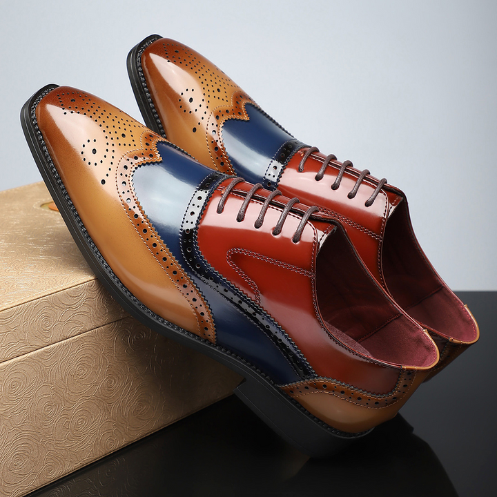 Elegante heren wingtip brogues met gedetailleerde perforaties en een glanzende finish, klassieke stijl.