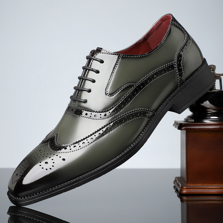 Close-up van glanzende bruine heren wingtip brogue, gedetailleerd leer en klassieke brogue-perforaties.