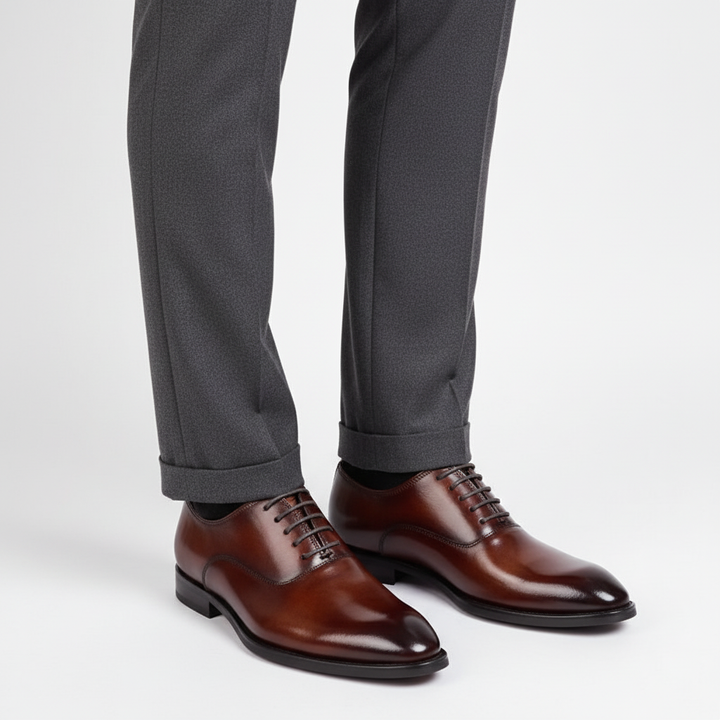 Detail van hoogwaardige lederen herenschoenen, toont vakmanschap en de tijdloze, klassieke stijl.